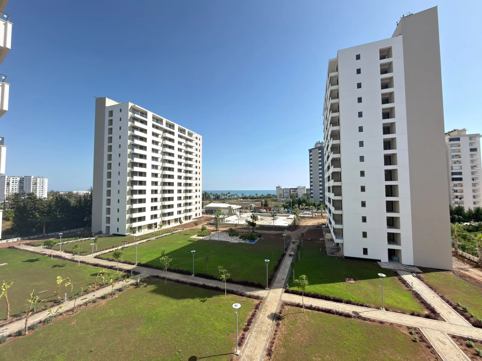 MB Azure Resort blokları, peyzaj alanı ve deniz yönündeki Mersin manzarası