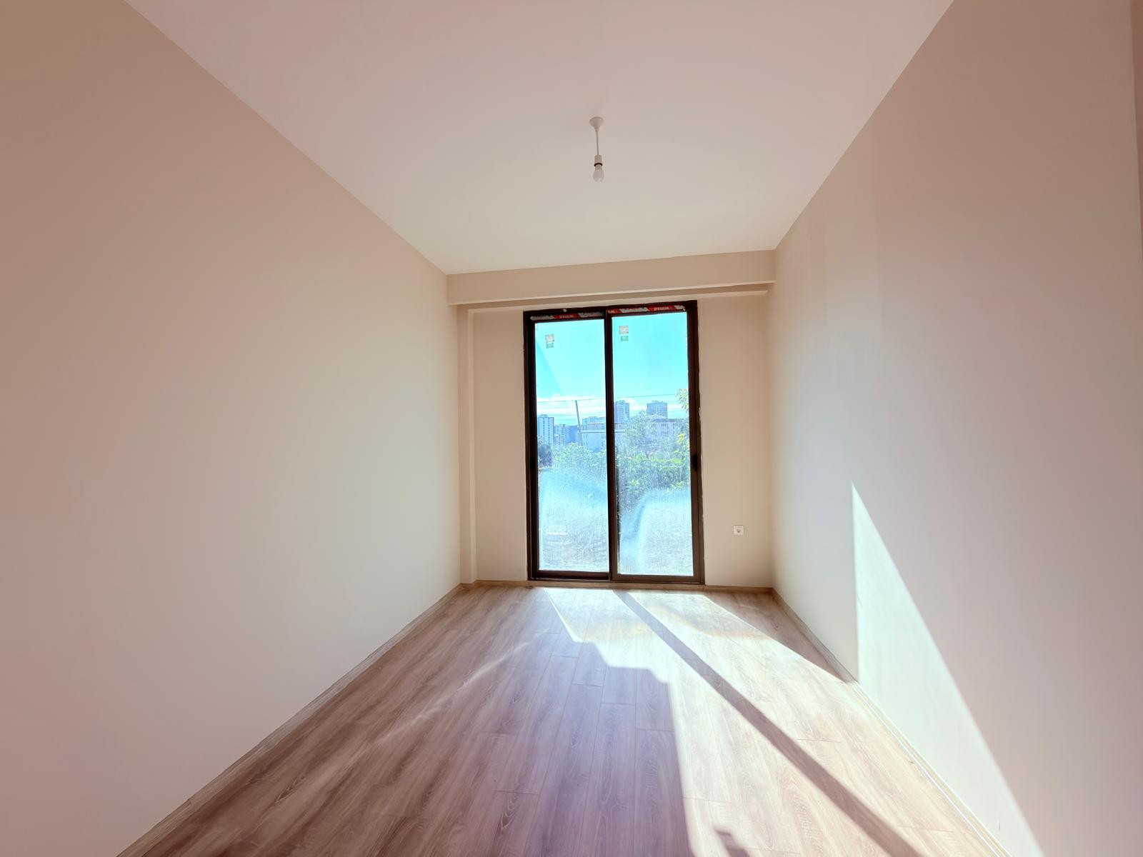 MB Verde Evleri bahçe katı yatak odasının teras kapısı