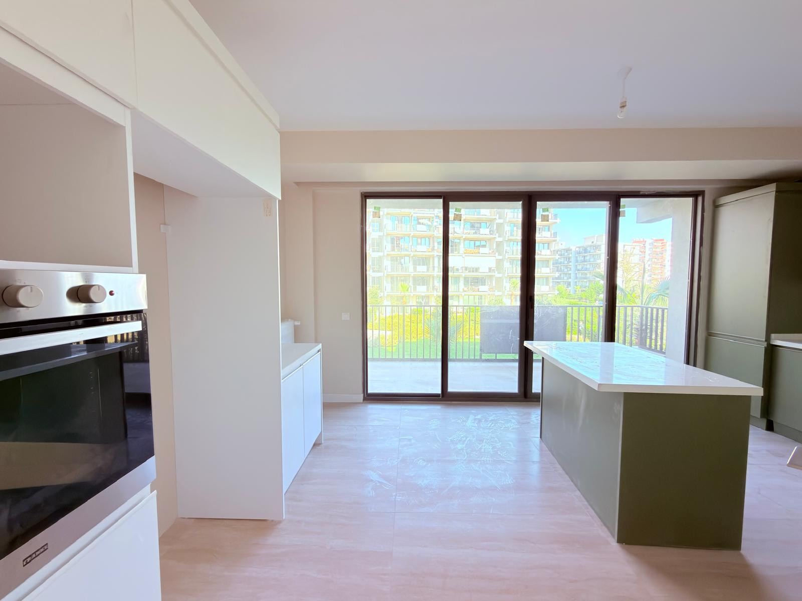 MB Verde Evleri 1. kattaki J tipi 3+1 dairenin bağımsız mutfağı ve balkon kapısı