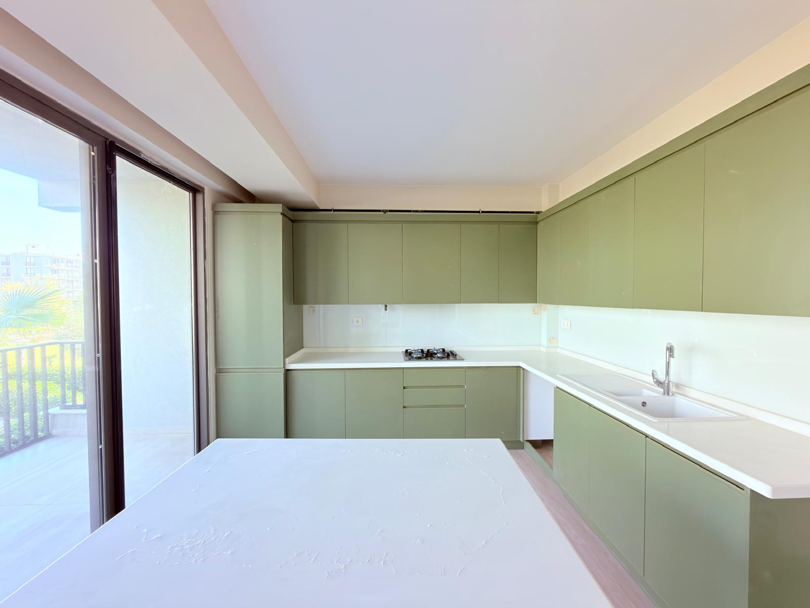 MB Verde Evleri 1. kattaki J tipi dairenin bağımsız mutfağı ve balkon kapısı