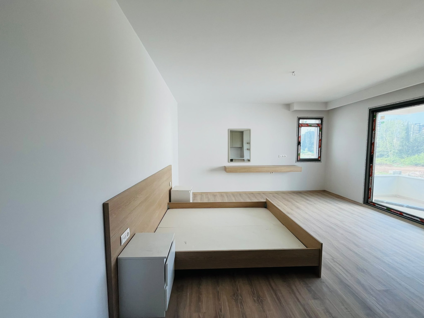 MB Azure Resort A Blok 1+0 stüdyo dairenin iç mekân ve balkon görünümü
