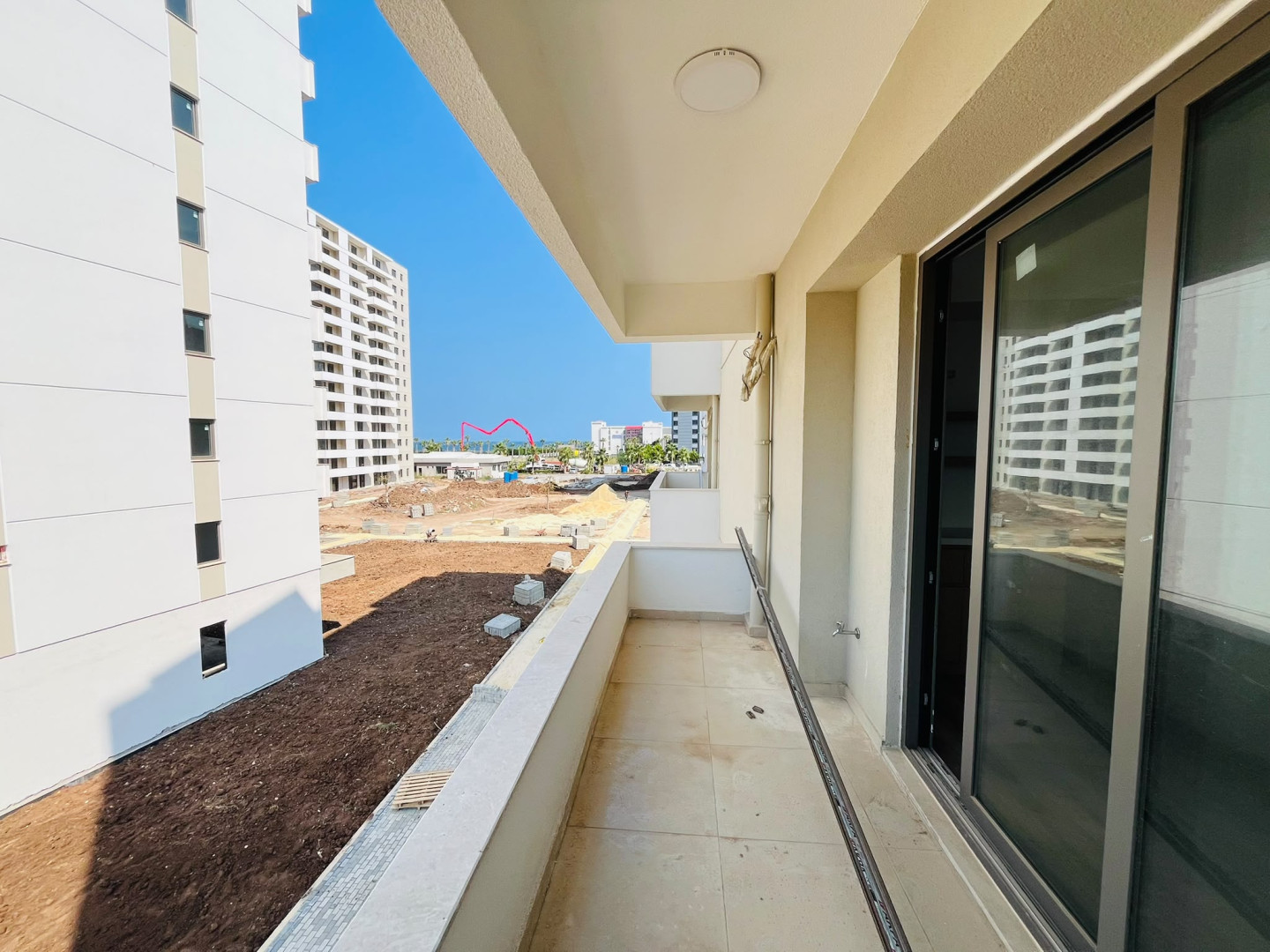 MB Azure Resort A Blok 1+0 stüdyo dairenin balkonundan dış görünüm