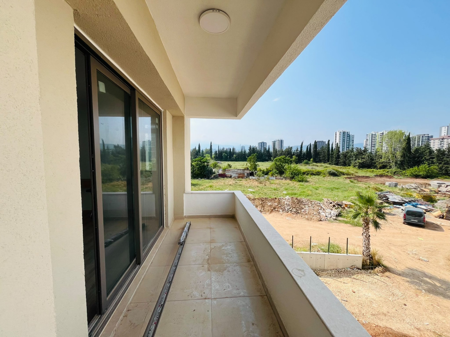 MB Azure Resort A Blok 1+0 stüdyo dairenin balkonu