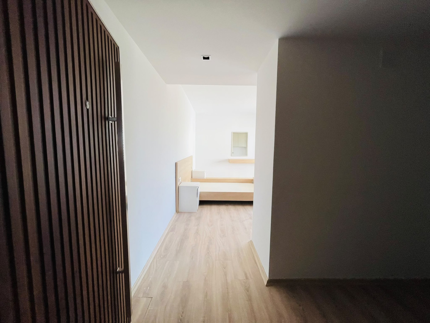 MB Azure Resort A Blok 1+0 stüdyo dairenin giriş kapısı ve odası