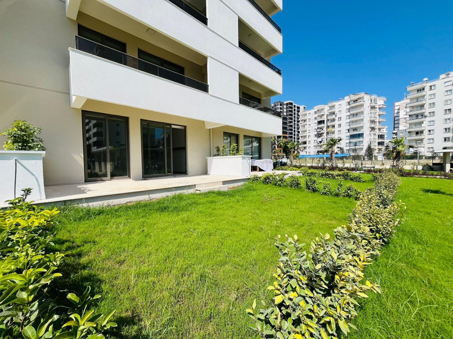 MB Azure Resort 1+1 Bahçe Katı – bahçe katı blok dış cephesi