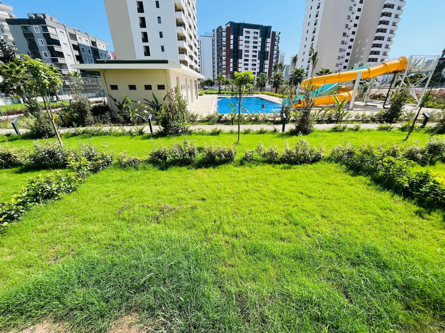 MB Azure Resort 1+1 Bahçe Katı – peyzaj ve aquapark görünümü