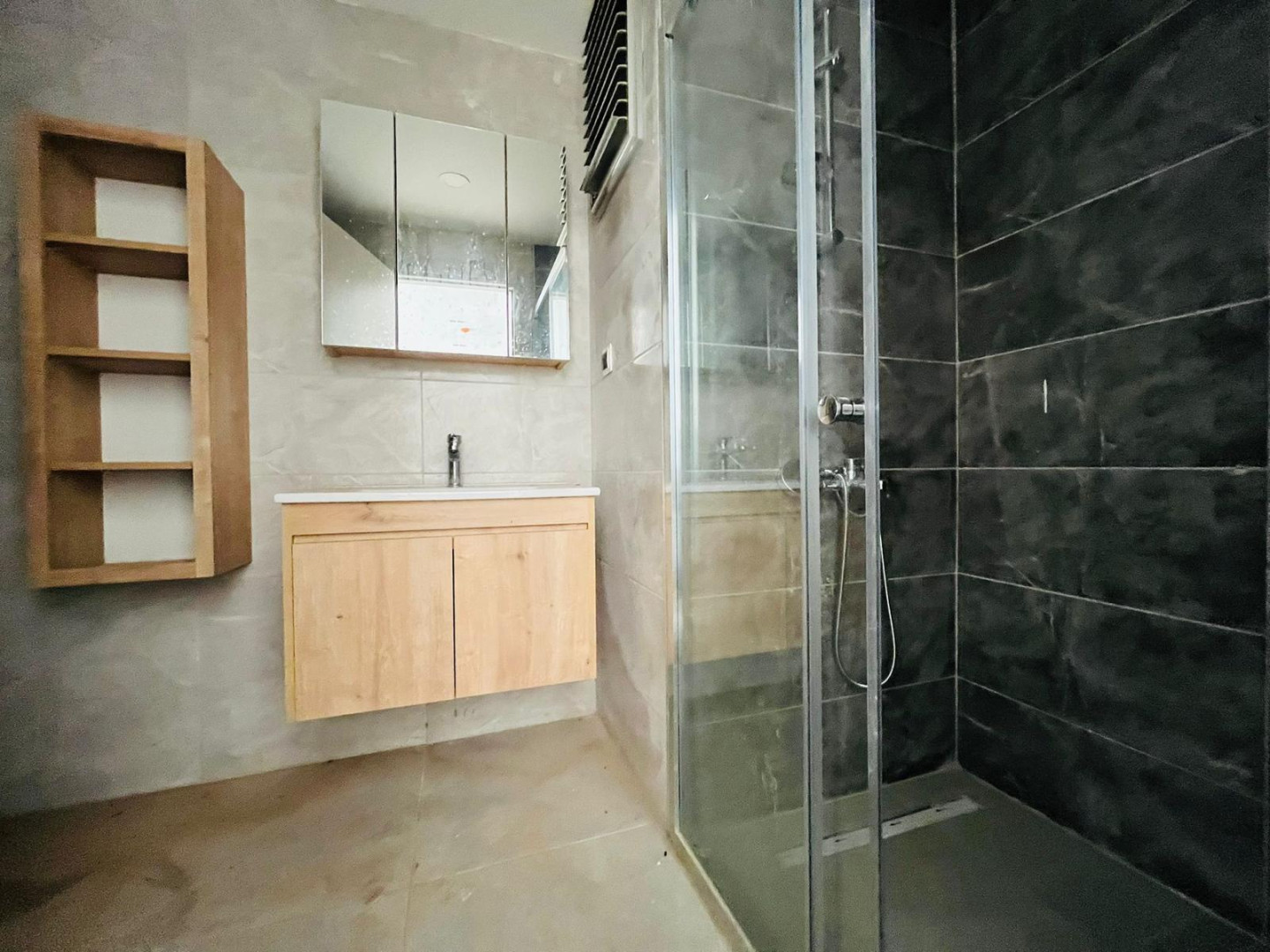 MB Azure Resort 1+1 Bahçe Katı – banyo ve duşakabin