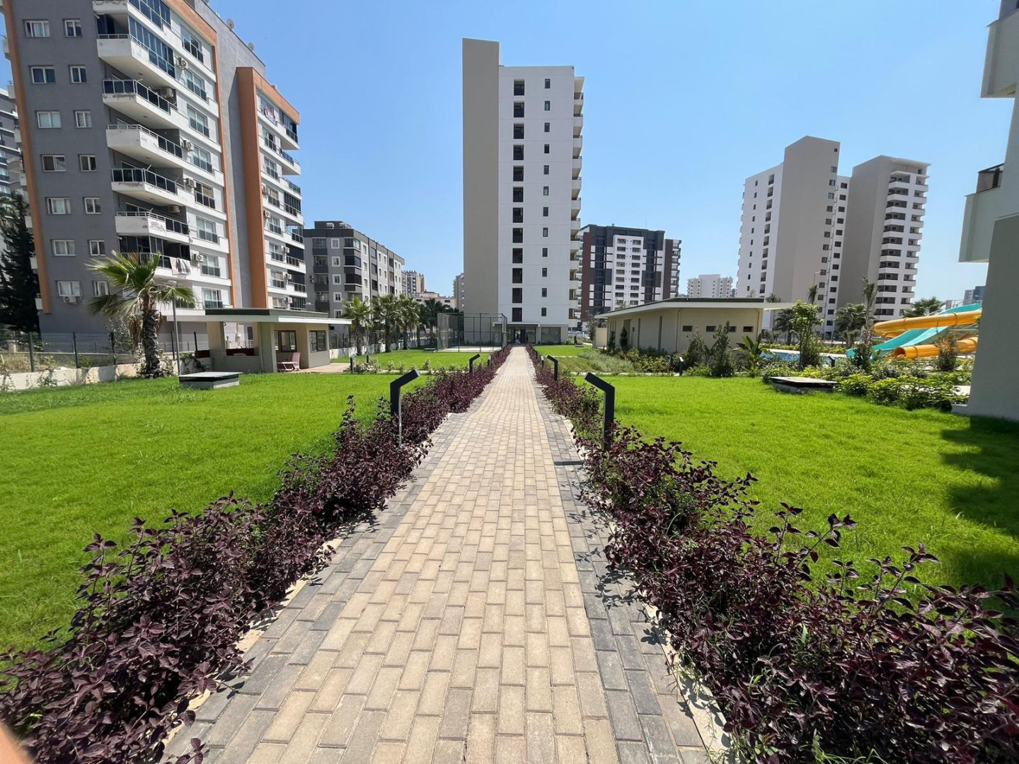MB Nature Resort 1+1 Bahçe Katı – bloklar arası yürüyüş yolu ve peyzaj