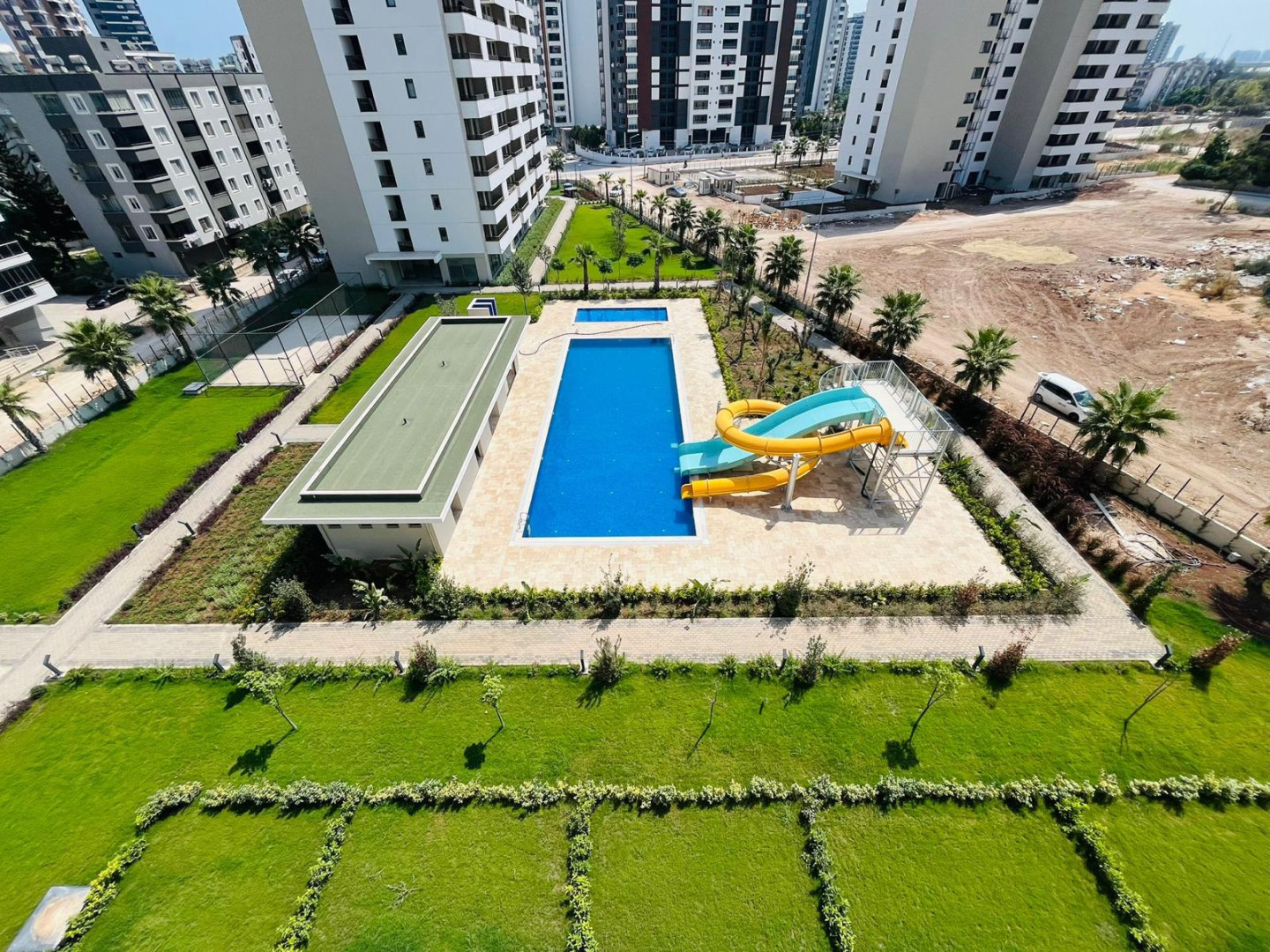MB Nature Resort 1+1 Bahçe Katı – aquapark ve havuzun yukarıdan görünümü