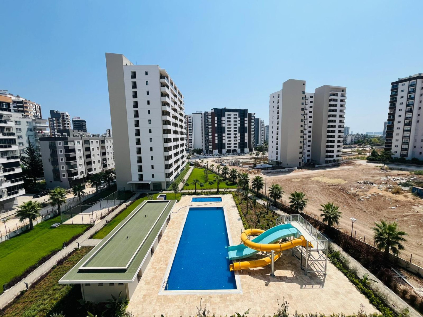 MB Nature Resort 1+1 Bahçe Katı – bloklar ve aquapark görünümü