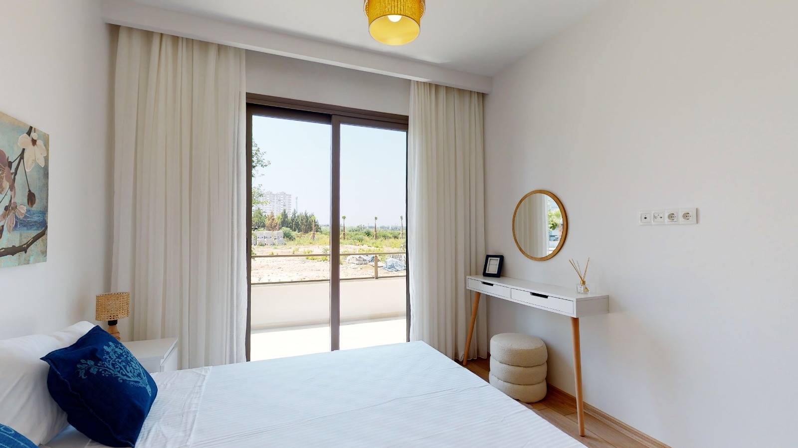 MB Nature Resort 1+1 – yatak odası ve balkon kapısı